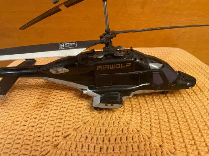 Helicóptero de controle remoto 