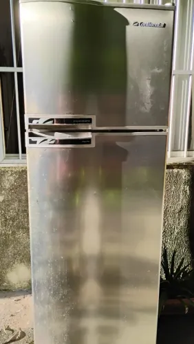 Geladeira esta com defeito na parte de baixo!