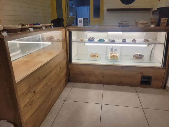 Vitrine refrigerada, medindo 1,80m. 