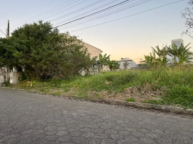 Oportunidade no Carianos: Terreno com 720 m²