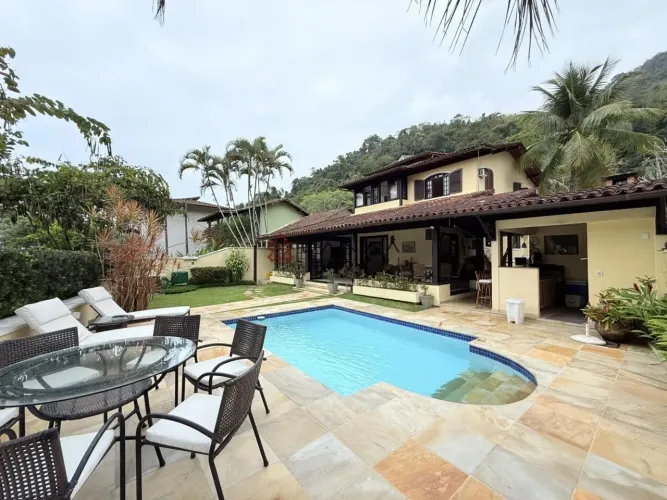 Linda Casa com piscina no Condomínio Portogalo Angra dos Reis/RJ