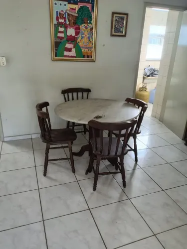Mesa de Jartar. 4 cadeiras, base madeira de lei, tampa em mármore.