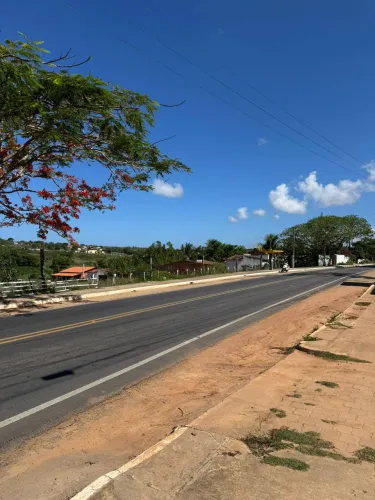 Área de terra plana e limpa em frente à Rodovia RN003 em Piau