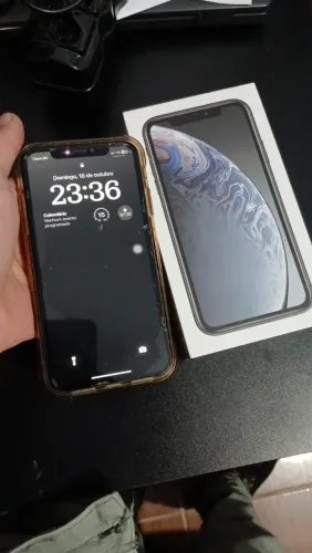 Vendo iPhone XR preto, 64GB, funcionando perfeitamente!