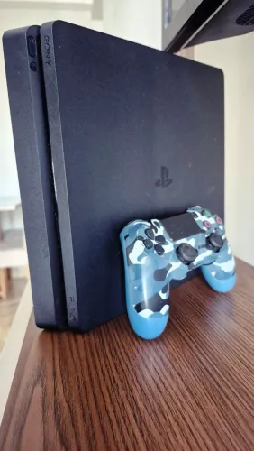 PS4 Slim 1TB + 4 Jogos digitais