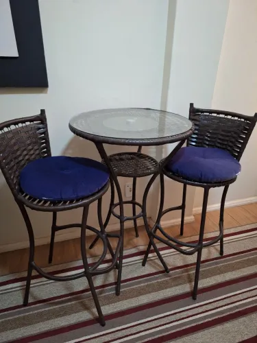 Mesa Bistro com bancos altos e almofadas