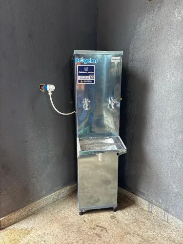 Bebedouro industrial Progelar com filtro e refrigeração.