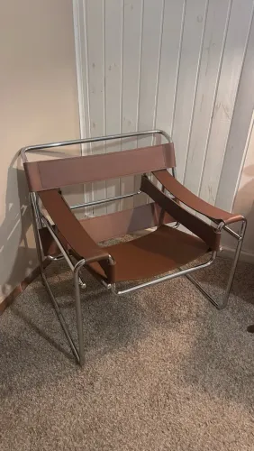 Vendo poltrona Wassily adquirida nova na Tok&Stok, com couro novo.