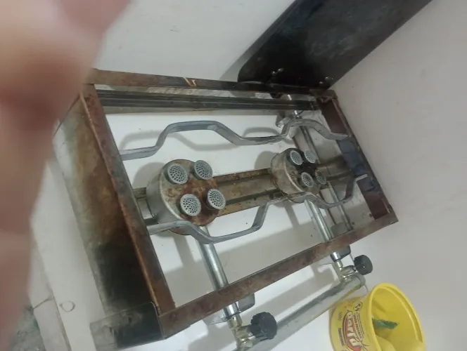 mesas e cadeiras 3garrafas dd cafes mas o fogao industrial de duas bocas tudo por 500