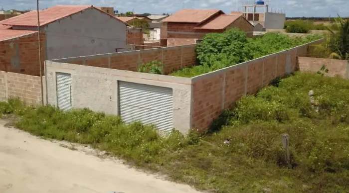 OPORTUNIDADE! Terreno em Teixeira de Freitas - 320m2 - murado e com portão.