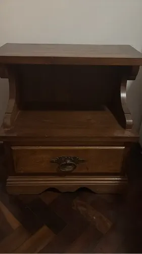Mesa de cabiceira em madeira