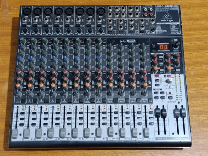 Mesa de som Behringer 16 canais Xenyx X2222usb bivolt