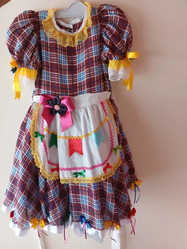 Lindo Vestido Caipira  para as festas juninas,confeccionado  em  tecido xadrez ,laços, etc