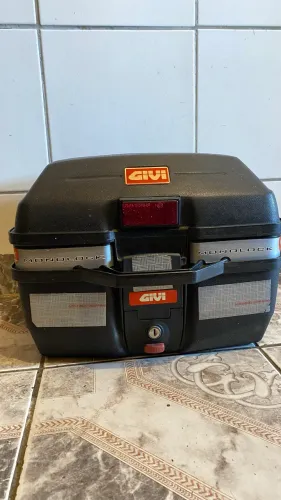 Baú Givi 27L usado em estado de novo !