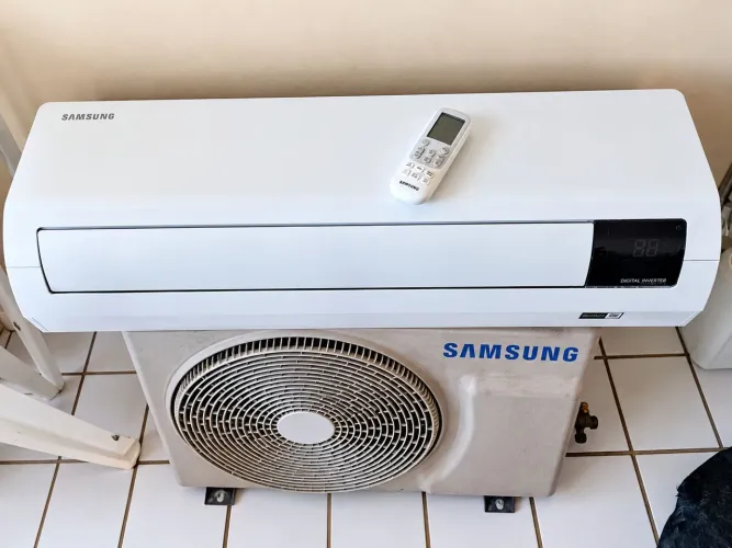Ar-condicionado Samsung Digital Inverter 9.000 BTUs 220V + Controle