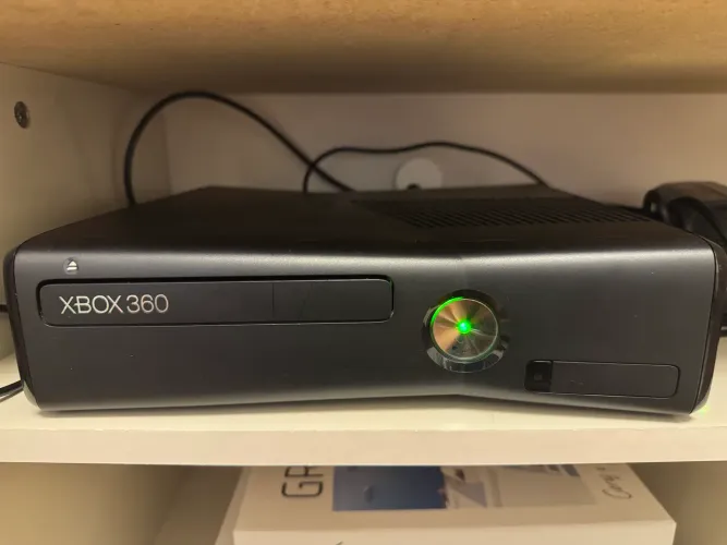 Vendo Xbox 360 em ótimo estado + GTA V e FIFA 18