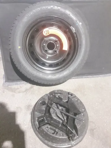 kit de estepe pneu Pirelli Cinturato e organizador com macaco e chave de roda