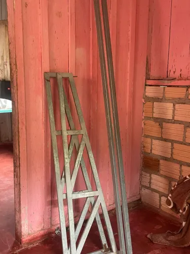 Vendo estrutura metálica tesoura+ barra de ferro