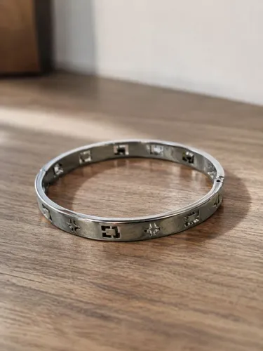 Pulseira prateada em material polido com desing de figuras geométricas e espelhado. Novo