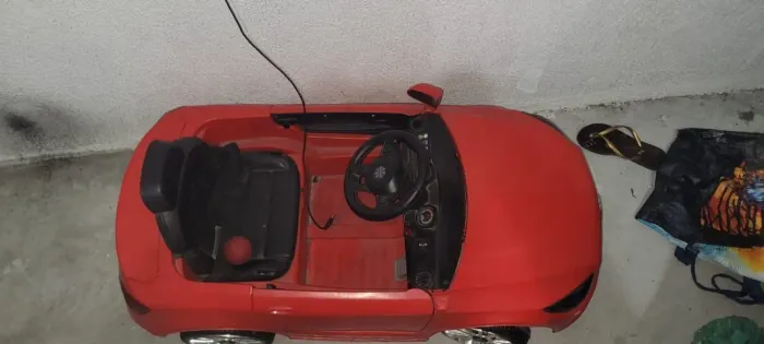 Carro elétrico infantil. Aguenta 25 kg.