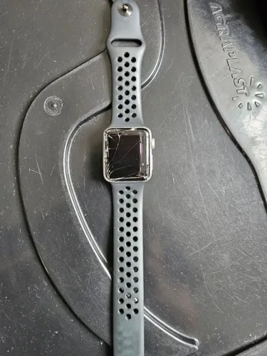 Apple watch 3 GPS 38mm não liga não carrega tela avariada