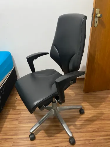 Cadeira de Couro e Aço