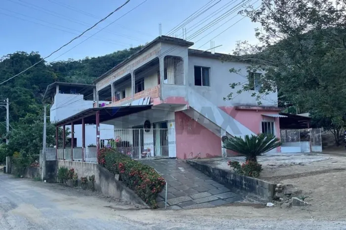 Casa de 2 Pavimentos com Vista Verde e Clima Agradável