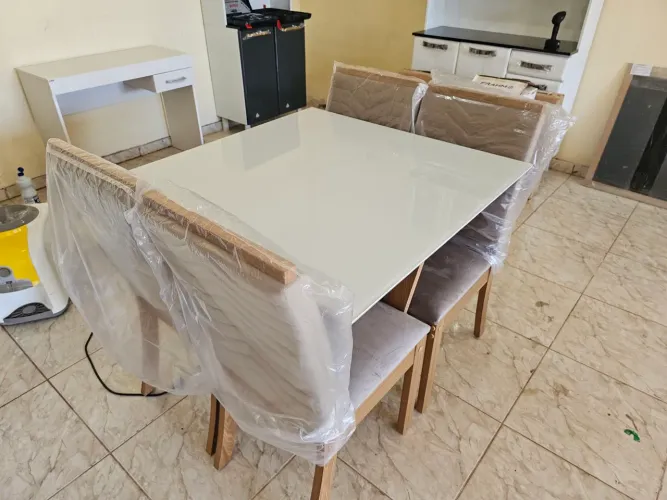 Mesa de vidro e mdf nova