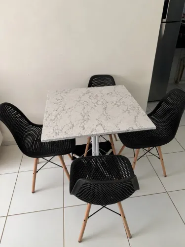 Mesa de jantar com 4 cadeiras