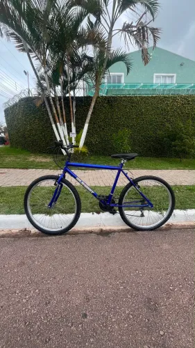 Bike azul aro 26 com marcha 