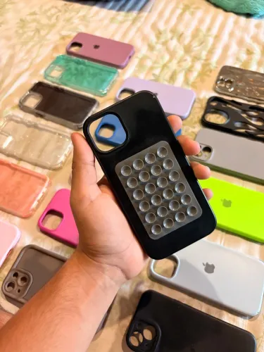 Capinha Silicone IPhone 13/14 Preta com Ventosa Cinza