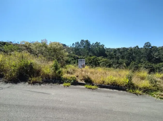 Excelente terreno de 200m² á venda no bairro Jardim Imperial em Poços de Caldas MG.