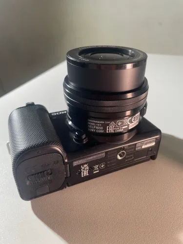 Sony zv-e10, com lente do kit, e cage da smallrig