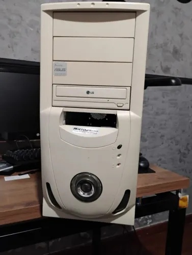 Gabinete Full Tower com Baias para DVD
