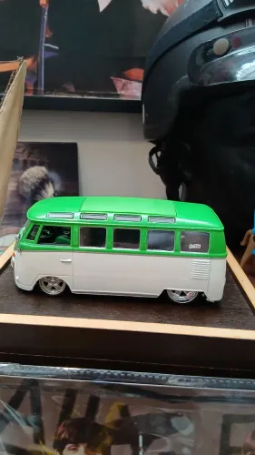 Miniatura colecionável Volkswagen Van Samba. Da Maisto. Escala 1:25