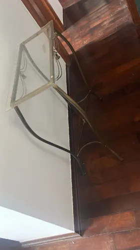 Mesa pequena linda tampa de acrilico e o corpo de ferro