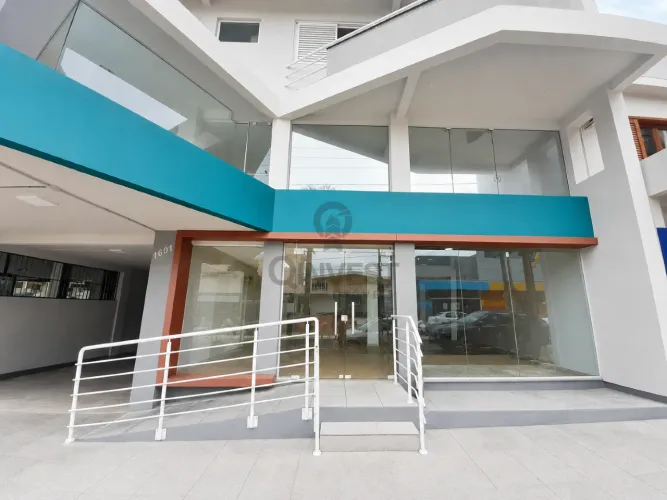 Sala comercial para locação no Centro de Araranguá com 409,75m² e mezanino