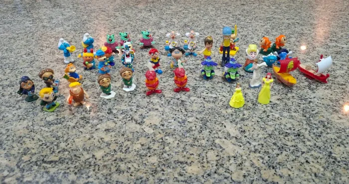 Lote Misto Miniaturas Nestlé / Bola Mágica - Disney