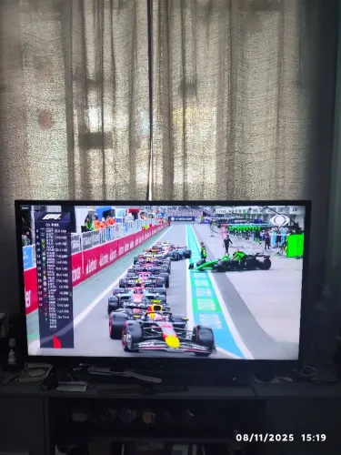 Vendo televisão Sony 43 polegadas/com peqnas manchas na tela