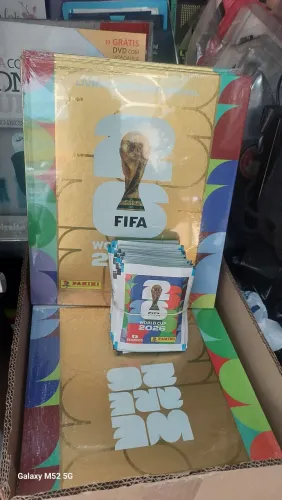 Kit álbum capa dura dourado mais 50 pacotinho com 7 figurinhas 