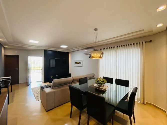 Casa ampla e espaçosa no Jardim Higienópolis, Maringá, disponível para venda!