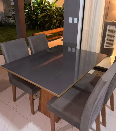 Mesa de jantar com 4 cadeiras