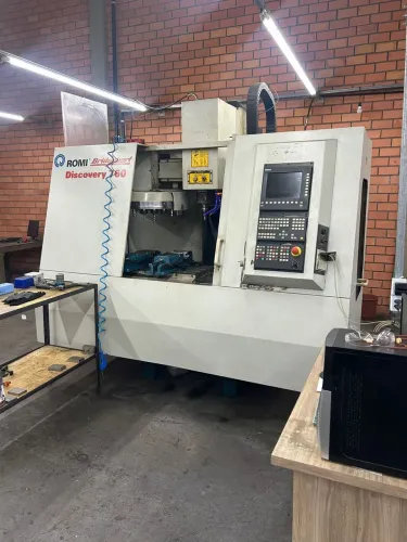 CENTRO DE USINAGEM ROMI DISCOVERY 760 - PRONTO PARA PRODUÇÃO!