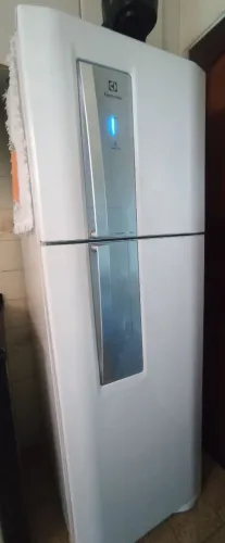Valor negociável. Geladeira Electrolux Frost Free branca em ótimo estado de conservação.