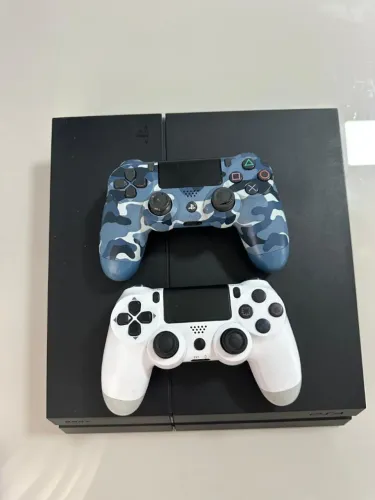 PLAYSTATION 4 COM 2 CONTROLES
