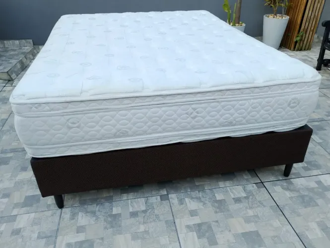 Excelente Cama Box Queen Size,base nova e colchão impecável 