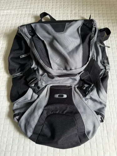 Mochila Oakley Original Importada Cinza e Preta (Notebook) Excelente Estado