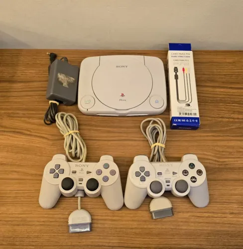 PLAYSTATION 1 BABY + 2 CONTROLES (LEITOR 100%)