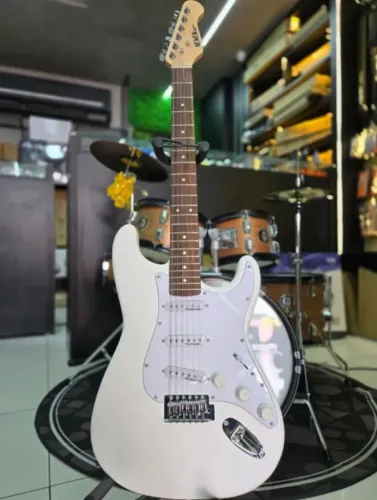 Guitarra Stratocaster Wt- NR series Newen