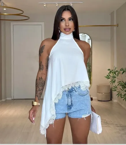 Blusas na cor branca e café